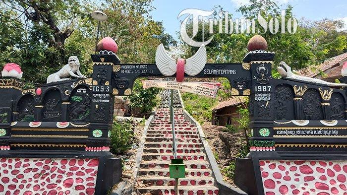 Gerbang masuk makam putra ke-197 Prabu Brawijaya, Raden Joko Bodo atau yang lebih dikenal dengan Ki Ageng Sutawijaya di Desa Majasto, Kecamatan Tawangsari, Kabupaten Sukoharjo, Senin (11/10/2021)..