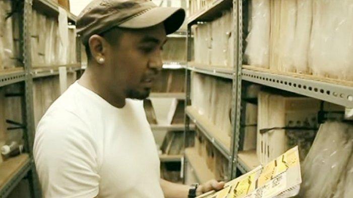Glenn Fredly saat rekaman di dalam ruangan penyimpanan piringan hitam di Lokananta Jalan Ahmad Yani No 379 A, Kelurahan Kerten, Kecamatan Laweyan, Kota Solo.