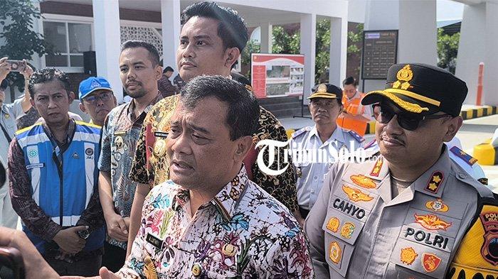 PANTAU PERSIAPAN MUDIK. Gubernur Jateng Ahmad Luthfi bersama Bupati Klaten Hamenang Wajar Ismoyo dan Wakil Bupati Benny Indra Ardhianto meninjau langsung kesiapan Tol Solo-Jogja di Gerbang Tol Prambanan, Kabupaten Klaten, Jumat (21/3/2025). Tribun Solo / Zharfan Muhana