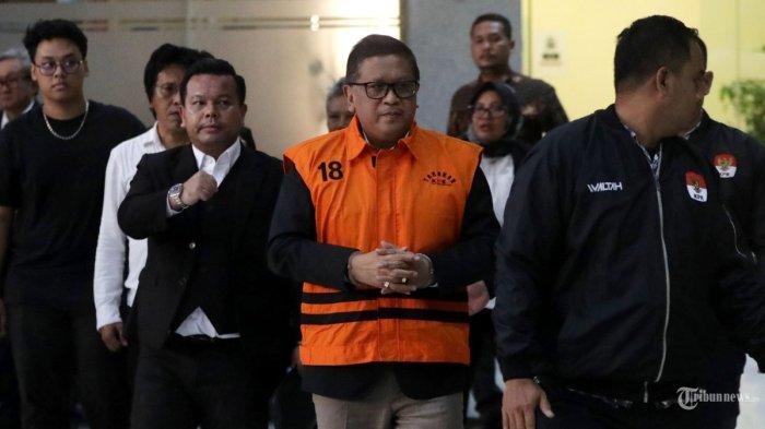 HASTO KRISTIYANTO DITAHAN - Sekjen PDI Perjuangan Hasto Kristiyanto mwngenakan rompi tahanan usai menjalani pemeriksaan di Gedung KPK, Jakarta, Kamis (20/2/2025).