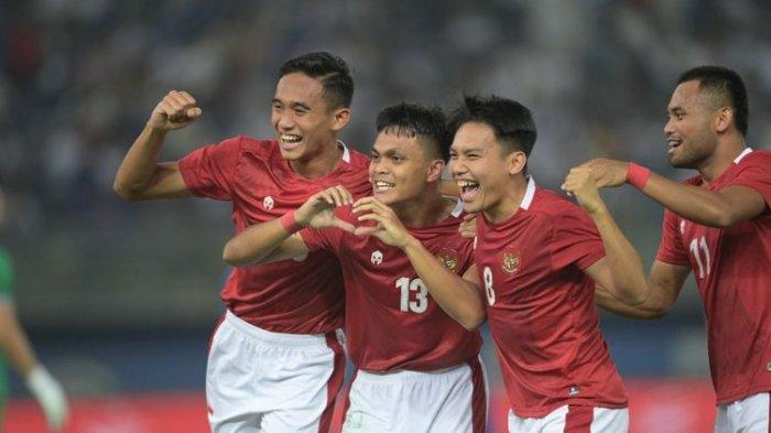 Rachmat Irianto bersama para pemain timnas lainnya pada laga Grup A Kualifikasi Piala Asia 2023.
