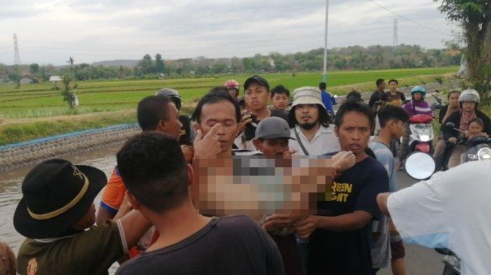 jasad bocah tenggelam di sungai yang berhasil ditemukan warga Desa Sumberkolak, Kecamatan Panarukan, Kabupaten Situbondo, Sabtu (2/12/2023)