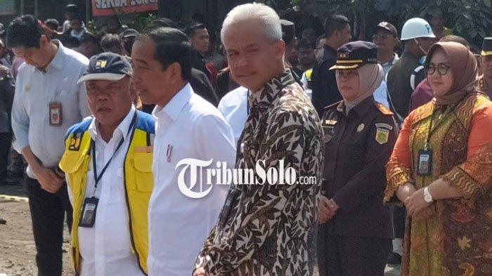 Presiden Jokowi didampingi Gubernur Jateng Ganjar Pranowo, Menteri PUPR Basuki Hadimuljono, melihat perbaikan Jalan Solo-Purwodadi yang merupakan jalan provinsi Jawa Tengah, Minggu (23/7/2023).