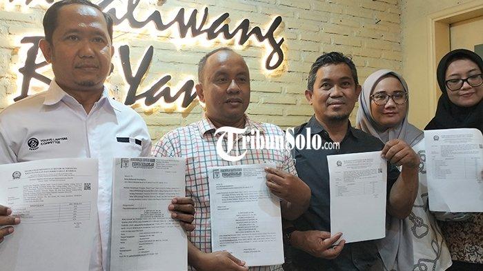 Kuasa hukum Arkaan, Arif Sahudi mengajukan gugatan uji materi UU no. 10 tahun 2016 tentang Pemilihan Gubernur, Bupati, dan Wali Kota.