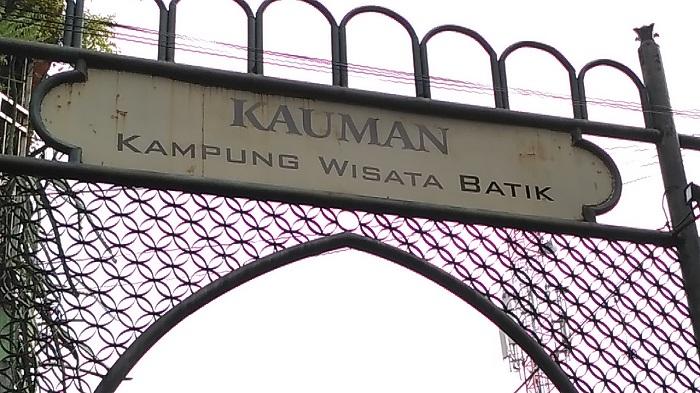 Gapura Kampung Wisata Batik Kauman, Solo, Jateng, difoto Sabtu (18/6/2016) siang.