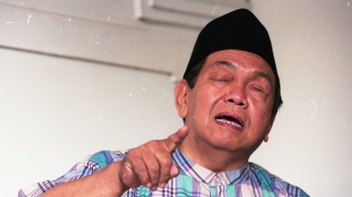 Ketua Umum PB NU Gus Dur, KH Abdurrahman Wahid di Musyawarah Nasional Ulama dan Konferensi Besar NU di Pondok Pesantren Quomarul Huda, Mataram, NTB. Foto diambil pada November 1997.