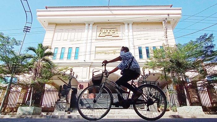 Kondisi lengang di depan Beteng Trade Center (BTC) yang masih ditutup karena ada pedagang positif Covid-19 di Jalan Mayor Sunaryo, Kecamatan Pasar Kliwon, Kota Solo, Senin (20/7/2020).