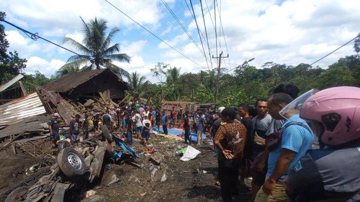 KECELAKAAN MAUT PURWEOREJO - Sebanyak 10 orang dilaporkan meninggal dunia dalam kecelakaan di Jalur Purworejo menuju Magelang, Jawa Tengah, Rabu (7/5/2025) siang. Kecelakaan itu juga membuat satu rumah warga hancur, begini kondisi mereka. (KOMPAS.COM/BAYU APRILIANO)