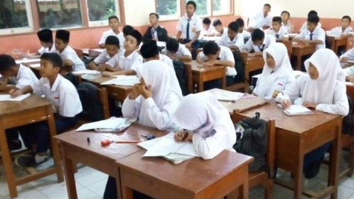SISWA SMP - Ilustrasi siswa SMP. Pendaftaran sistem penerimaan murid baru (SPMB) tingkat Sekolah Menengah Pertama (SMP) telah usai pada 30 Juni 2025 lalu. Meski telah selesai, sebanyak 32 Sekolah Menengah Pertama (SMP) di Sukoharjo masih kekurangan Kuota.