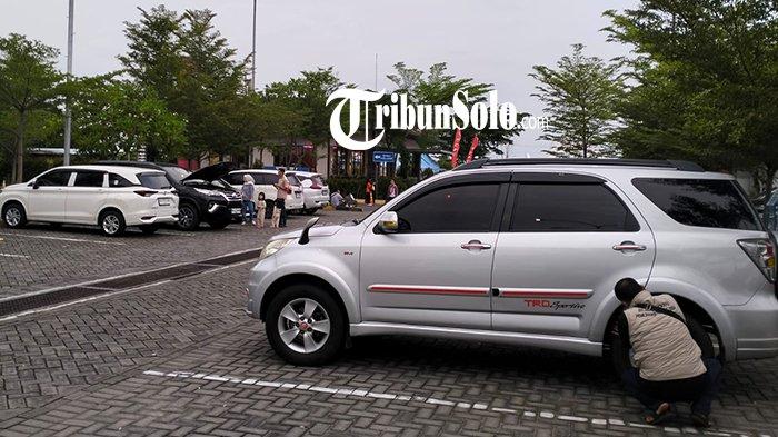 HAMPIR PENUH : Kondisi kantong parkir di rest area Jalan Tol yang ada di wilayah Kabupaten Sragen selama arus mudik lebaran 2025.Lalu lintas jelang Lebaran 2025 terpantau padat.