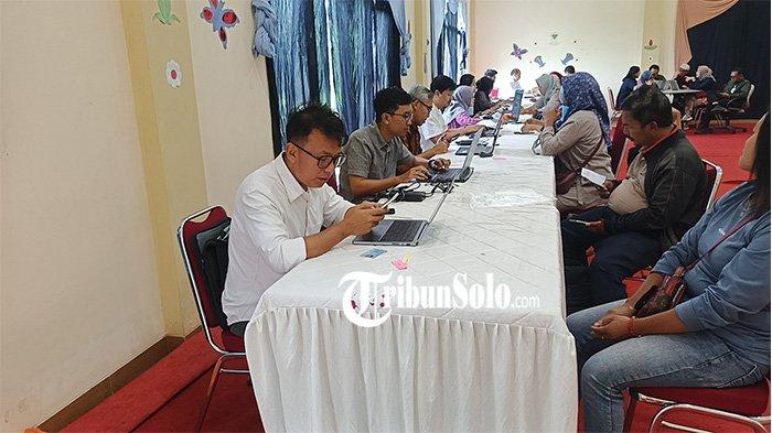 PENCAIRAN HAK KARYAWAN. Eks karyawan PT Primayudha Mandirijaya mengurus administrasi BPJS Ketenagakerjaan, Selasa (18/3/2025). (Tribun Solo/Tri Widodo)