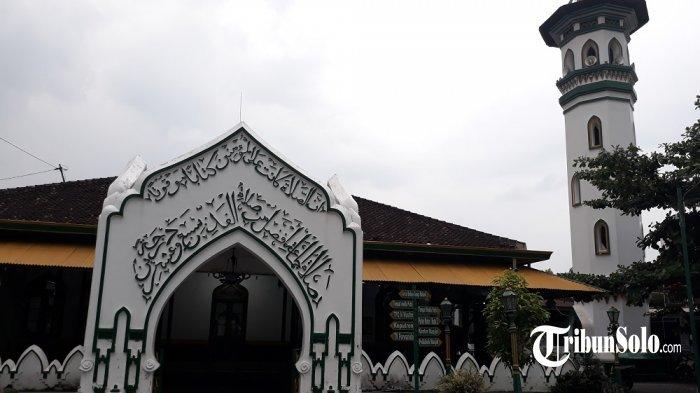 Suasana Masjid Al Wustho di barat Pura Mangkunegaran, Solo.