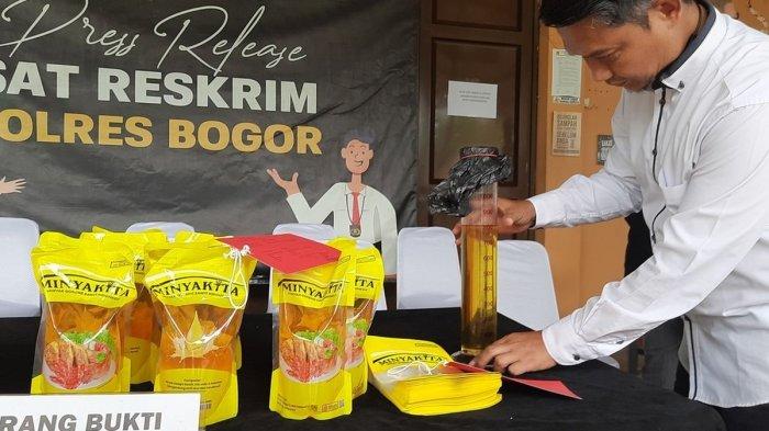 BEREDAR MINYAKITA PALSU - Polisi menggeledah sebuah pabrik rumahan minyak goreng curah ilegal di Desa Cijujung, Kecamatan Sukaraja, Kabupaten Bogor, Jawa Barat, Senin (10/3/2025). Dalam penggeledahan itu, polisi menemukan 400 dus berisi 4.800 bungkus atau liter minyak goreng yang dikemas ulang dengan merek Minyakita. Ternyata Minyakita palsu ini memiliki ciri-ciri yang berbeda dari umumnya. (KOMPAS.COM/AFDHALUL IKHSAN)