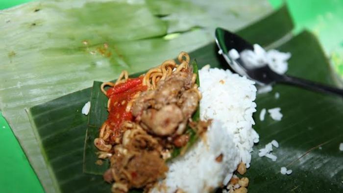 Ilustrasu nasi kucing sajian dari Angkringan