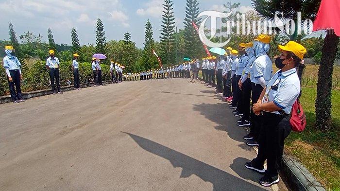 Ribuan karyawan Sritex menyambut kedatangan istri pendiri PT Sritex, Susyana Lukminto di Shri Garden, Kelurahan Delingan, Kecamatan/Kabupaten Karanganyar, Sabtu (27/8/2022). Susyana dimakamkan bersebalahan dengan sang suami yang telah meninggal beberapa tahun lalu.