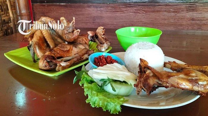 Ayam goreng khas RM Roso Joyo, Jumat (18/3/2022).