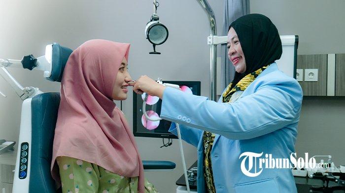 Dokter spesialis RS JIH Solo, dr. Netty Widiandari Sp. THT-KL saat melakukan pemeriksaan pada pasien.