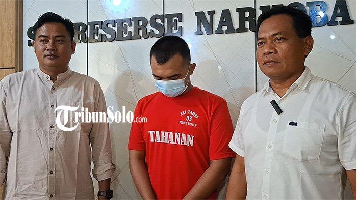 DIAMANKAN POLISI. Seorang pemuda pengangguran ditangkap Satnarkoba Polres Sragen karena menjadi pengedar sabu dan kedapatan memiliki sabu seberat 0,72 gram, saat dihadirkan di Mapolres Sragen, Kamis (17/4/2025).