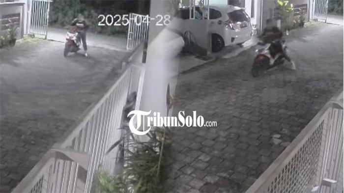 MALING SEPEDA TEREKAM - Tangkapan rekaman CCTV pencurian sepeda di Cluster Gedongan 3, tepatnya wilayah Desa Gedongan, Kecamatan Colomadu, Kabupaten Karanganyar, Senin (28/4/2025) dini hari. Sepeda onthel Polygon Siera Keranjang milik warga digondol maling dengan dinaikkan ke atas motor.