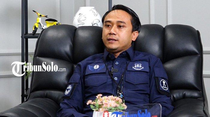 ANGKAT BICARA. Dwi Prasetyo Wibowo, kuasa hukum Surya Hendra Kusuma, tersangka dalam kasus kecelakaan maut antara Kereta Api Batara Kresna dan mobil Daihatsu Sigra di perlintasan PJL 19, Kelurahan Gayam, Sukoharjo, saat podcast bersama TribunSolo, Selasa (22/4/2025). Menurut Dwi, dalam insiden yang menewaskan 4 orang ini hanya dilihat siapa sosok yang bertugas di lapangan, yakni Surya.