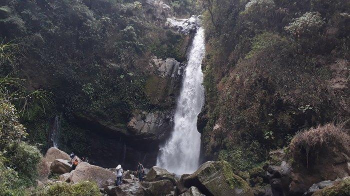 Pengunjung saat berfoto di Air Terjun kedung kayang di Boyolali, Kamis (15/8/2019)