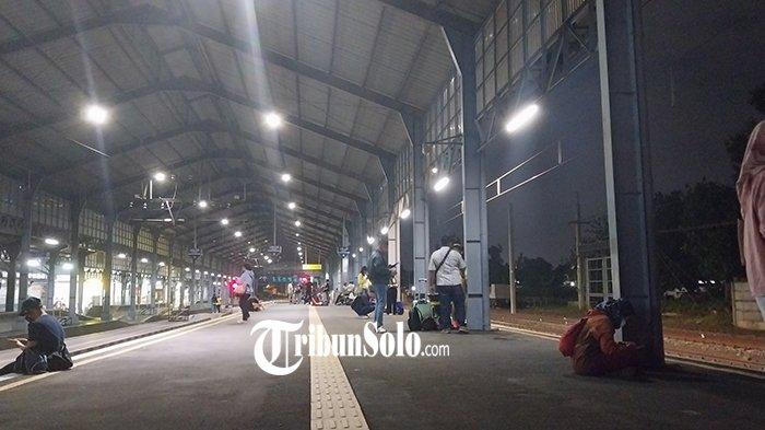 Suasana peron di Stasiun Purwosari, Kamis (25/1/2024).