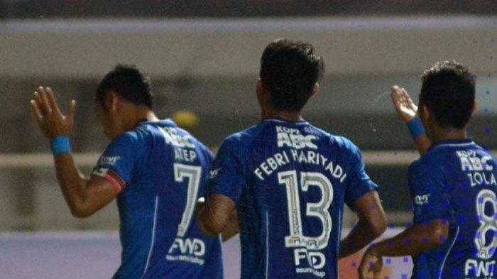 Selebrasi trio Persib: Atep, Febri Hariyadi, dan Gian Zola untuk merayakan gol ke gawang Semen Padang pada laga perebutan peringkat tiga Piala Presiden 2017 di Stadion Pakansari, Cibinong, Kab Bogor pada Sabtu (11/3/2017) malam.