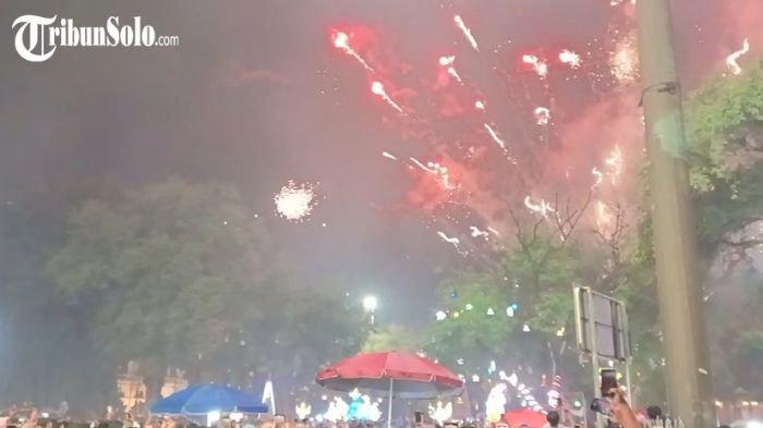 IMLEK DI SOLO. Ilustrasi pesta kembang api di Balai Kota Solo. Perayaan malam pergantian tahun baru China atau Imlek di Kota Solo Selasa (28/1/2025) akan berlangsung meriah dengan digelarnya berbagai kegiatan.