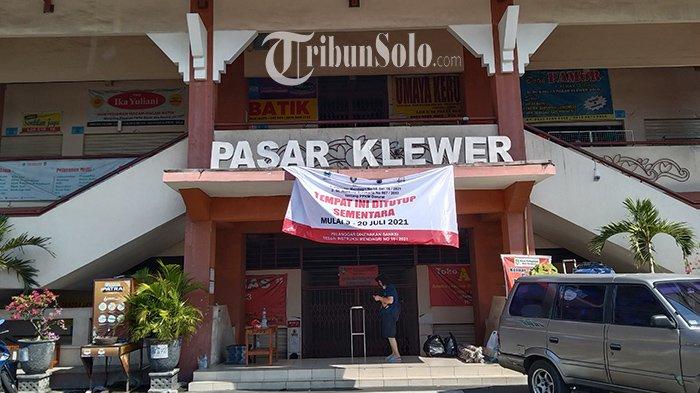 Pintu utama Pasar Klewer yang digembok dan diberi tulisan penutupan akibat PPKM Darurat pada Minggu (4/7/2021).