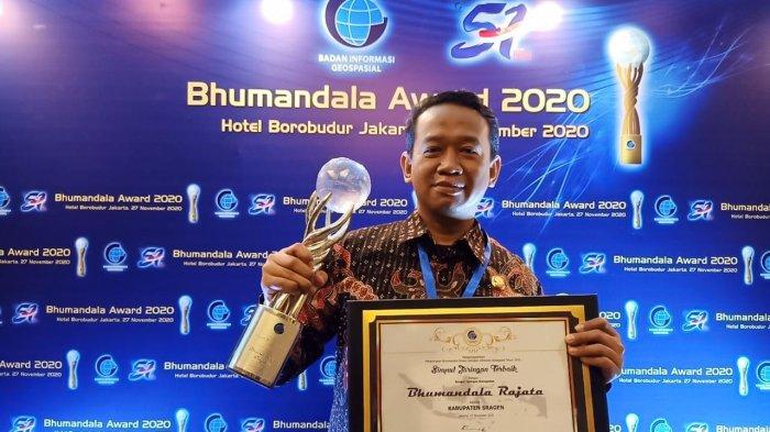 Plt Bupati Sragen Dedy Endriyatno ketika menerima penghargaan Bhumandala Rajata di Jakarta pada Jumat (27/11/2020). Sumber: Humas Pemkab Sragen