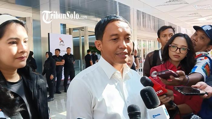 PRABOWO DIJADWALKAN HADIR - Sekjen PSI Raja Juli Antoni ditemani Anggota Dewan Pembina PSI Isyana Bagus Oka, dan Wakil Ketua Dewan Pembina PSI Grace Natalie, di Solo, Jawa Tengah, pada Minggu (20/7/2025). Raja Juli menyebut kemungkinan besar Presiden RI Prabowo Subianto akan hadir dalam penutupan Kongres PSI malam ini.