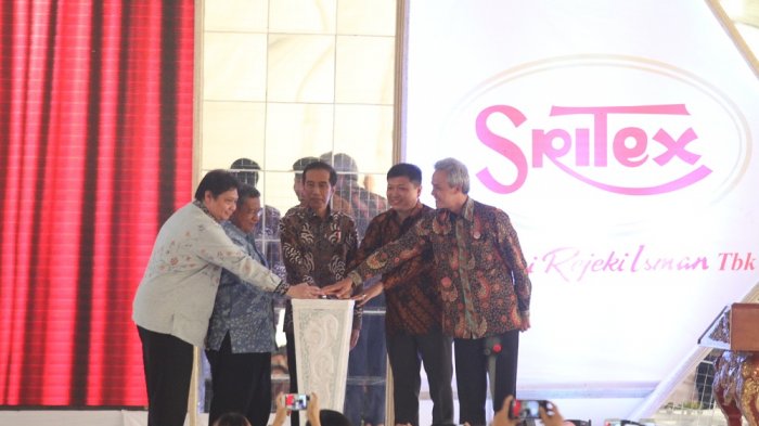 Presiden Jokowi (tengah) saat meresmikan perluasan Pabrik Sritex di Sukoharjo, Jumat (21/4/2017).