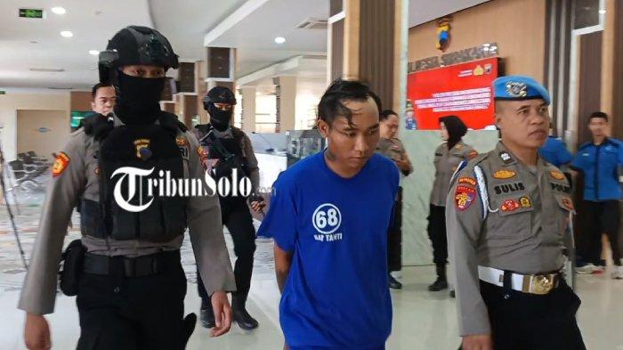 KEJAM - Fiki Sutikno harus berurusan dengan pihak berwajib usai nekat menganiaya istri sirinya YM menggunakan cambuk dari sabuk dan kabel serta memukul kepala korban dengan palu.