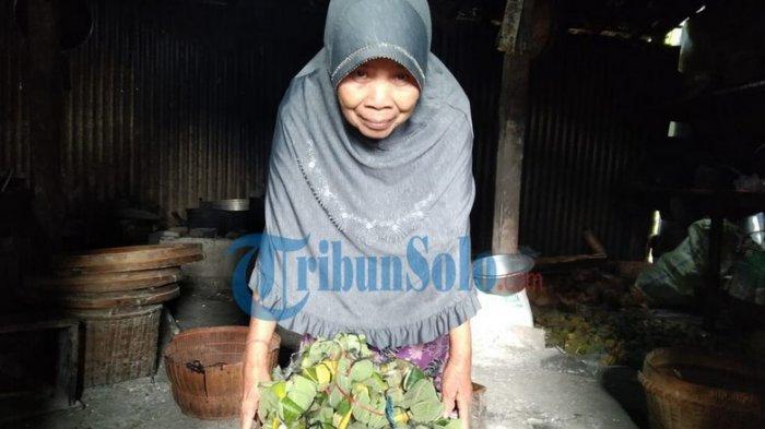 Proses pembuatan tempe alakatak di rumah Kamtini, di Desa Weru, Kecamatan Weru, Sukoharjo pada Sabtu (12/6/2021)
