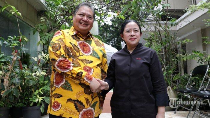 Ketua DPP PDI Perjuangan Puan Maharani berjabat tangan dengan Ketua Umum Partai Golkar Airlangga Hartarto sebelum melakukan pertemuan tertutup di kediaman Airlangga Hartarto, Jakarta, Kamis (27/7/2023). Pertemuan tersebut sebagai ajang silaturahmi dan membahas isu-isu politik terkini jelang Pemilu 2024. TRIBUNNEWS/IRWAN RISMAWAN