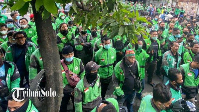ILUSTRASI DEMO OJOL. Ratusan driver ojol berdemo di Kota Solo, Kamis (17/3/2022). Ketua Presidium Gabungan Aksi Roda Dua (Garda) Surakarta Josafat Satrijawibawa blak-blakkan soal makin ngenesnya nasib driver ojek online (ojol) di Solo Raya.