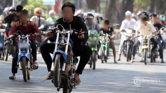 TREK-TREKAN BALAP LIAR - Sejumlah remaja melakukan balapan liar usai melaksanakan sholat Ied Adha di Jl Veteran Utara, Makassar, Sulsel, Minggu (5/10/2014). Belakangan viral video balap liar di JLS Pracimantoro Wonogiri berujung kecelakaan fatal. (TRIBUN TIMUR /SANOVRA JR)