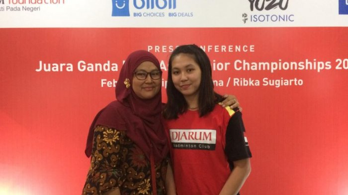 Suswiati, ibunda Ribka Sugiarto, berfoto bersama sang putri usai konferensi pers di Rumah Dinas Bupati Karanganyar, Jawa Tengah, Sabtu (4/8/2018).