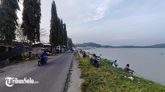 Keramaian pengunjung di kawasan Rowo Jombor, Desa Krakitan, Kecamatan Bayat, Klaten, Sabtu (1/6/2024) sore.