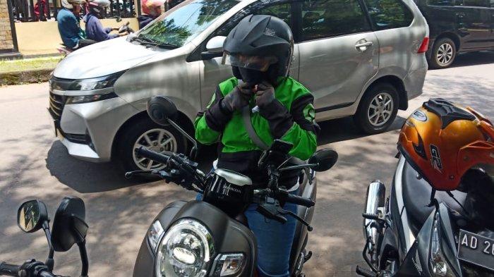 DRIVER OJOL - Ilustrasi driver ojol yang tetap narik di saat KLB Corona di Solo saat mengambil orderan di kawasan Manahan, Kota Solo, Selasa (17/3/2020).
