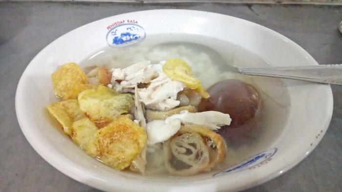 Satu porsi timlo campur yang disajikan di Timlo Kratonan pada Jumat (9/8/2019). Satu porsi ini dibanderol dengan harga Rp 6.500.