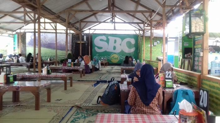 Suasana lesehan SBC Special Cah Kangkung, Solo, Selasa (12/4/2016).
