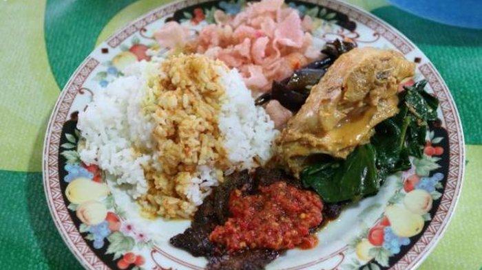 Seporsi nasi padang di Warung Nasi Ampera Silaing Glas, Padang Panjang, Sumatera Barat.