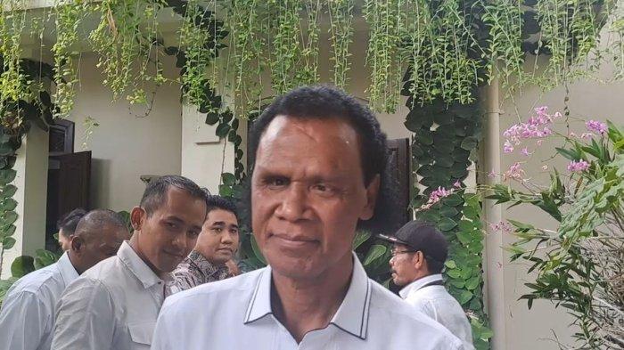 HERCULES DI SOLO - Ketua Umum DPP Gerakan Rakyat Indonesia Bersatu (GRIB) Jaya Hercules Rosario de Marshal, menemui Joko Widodo (Jokowi) di Kota Solo, Jawa Tengah (Jateng), pada Selasa (15/4/2025), siang.Inilah sosok Hercules, eks preman Tanah Abang yang bela Jokowi soal tuduhan ijazah palsu. (KOMPAS.COM/Fristin Intan Sulistyowati)