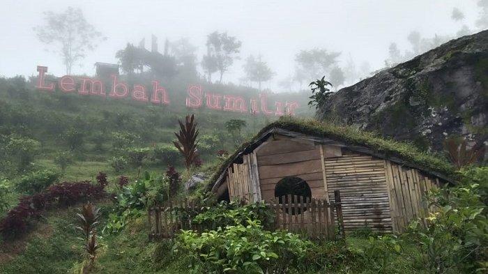 Suasana Lembah Sumilir yang terdapat rumah hobbit di Desa Milir, Kecamatan Ngargoyoso , Kabupaten Karanganyar, Minggu (31/1/2021).
