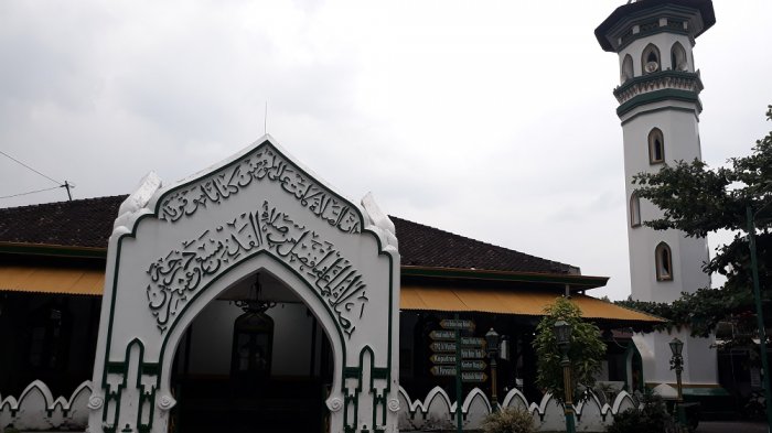Suasana Masjid Al Wustho di barat Pura Mangkunegaran, Solo, Kamis (17/5/2018).