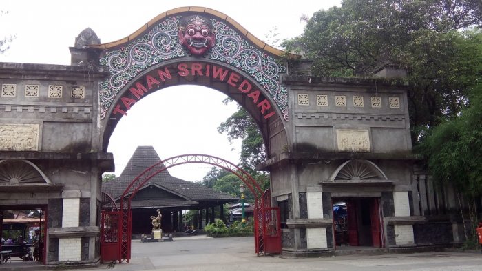 Pintu gerbang utama Taman Sriwedari, Sabtu (07/01/17)