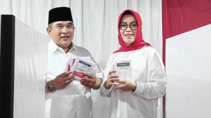 Wardoyo Wijaya, dan Istrinya Etik Suryani saat menunjukan surat suara setelah mencoblos, Rabu (17/4/2019)