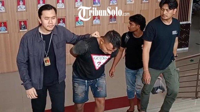 MODUS KENCAN. AF (28) warga Keprabon Solo diamankan usai bawa kabur mobil milik janda berinisial FK (35) warga Mojogedang Karanganyar dengan modus kencan. Saat beraksi dia meninggalkan korban dan anaknya di hotel.