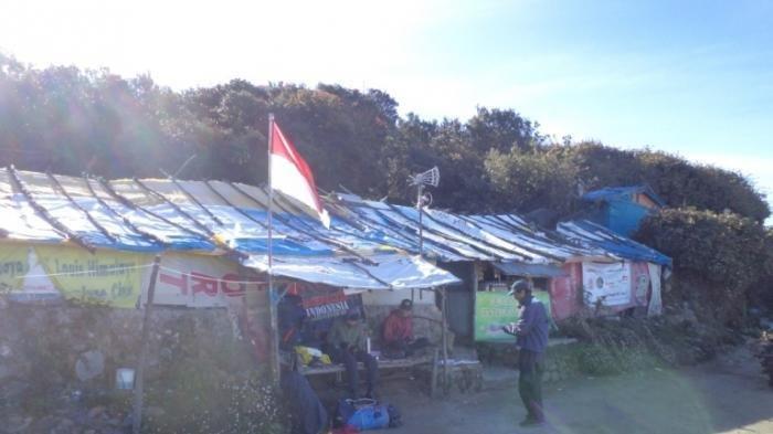Warung Mbok Yem di Puncak Gunung Lawu.